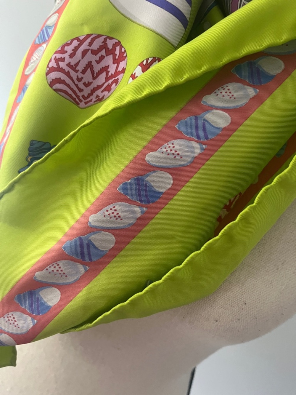 Gucci seashell pearls silk scarf - Picture 3 of 9